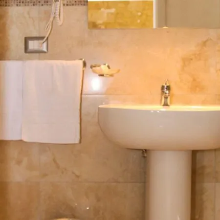 Palazzo Piccioli 招待所 3*